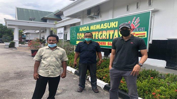 Ketua KUD Tunas Muda Kampung Teluk Merbau, Kecamatan Dayun, Kanupaten Siak, Setiono (kiri) bersama PH-nya Dedy Reza, SH dan seorang anggota memberikan keterangan pers usai mendatangi Kejari Siak, Senin (15/3/2021) di laman kantor Kejari Siak.