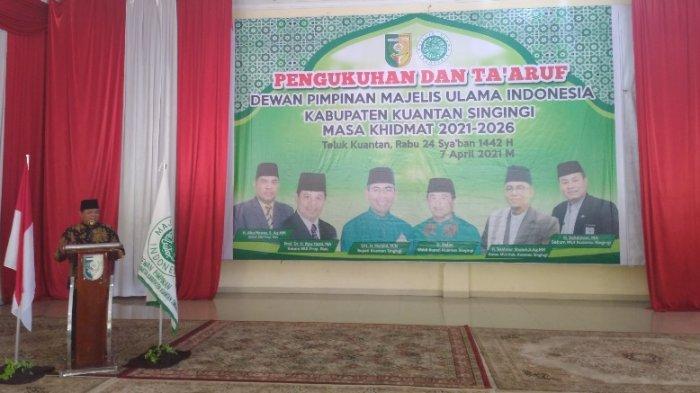 Ketua MUI Riau, Prof DR H Ilyas Husti MA kala memberi sambutan dalam Pengukuhan dan Ta'aruf Dewan Pimpinan MUI Kuansing di Pendopo Rumah Dinas Bupati Kuansing, Rabu (7/4/2021)