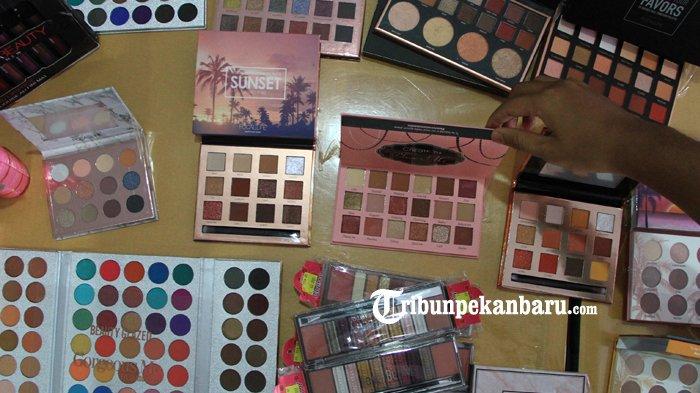 Balai Besar Pengawas Obat dan Makanan (BBPOM) Pekanbaru menggelar ekspos kosmetik ilegal usai melaksanakan aksi penertiban pasar tahap II tahun 2018, di Kantor BBPOM Pekanbaru, Selasa (11/12).