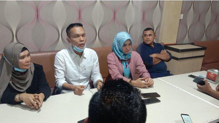 Kuasa hukum Paslon Bupati dan wakil Bupati nomor urut 3 yaitu Syahrial, Henri Zanita, dan Darulhuda saat memberikan keterangan pers di Kafe Kopitiam, Selatpanjang Jumat (18/12/2020).