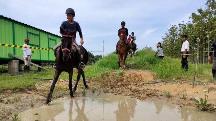Peserta latihan berkuda di Horse Power Tambusai Jalan Soekarno-Hatta Pekanbaru.