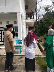 Antar Makanan,Meski Terpisah Dinding, Kadis Elis Support Nakes Positif Corona yang Jalani Isolasi