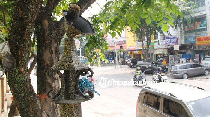 Sejumlah lampu taman yang berada di trotoar Jalan A Yani Pekanbaru banyak yang rusak dan hilang.