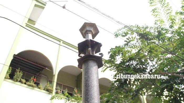 Sejumlah lampu taman yang berada di trotoar Jalan A Yani Pekanbaru banyak yang rusak dan hilang.