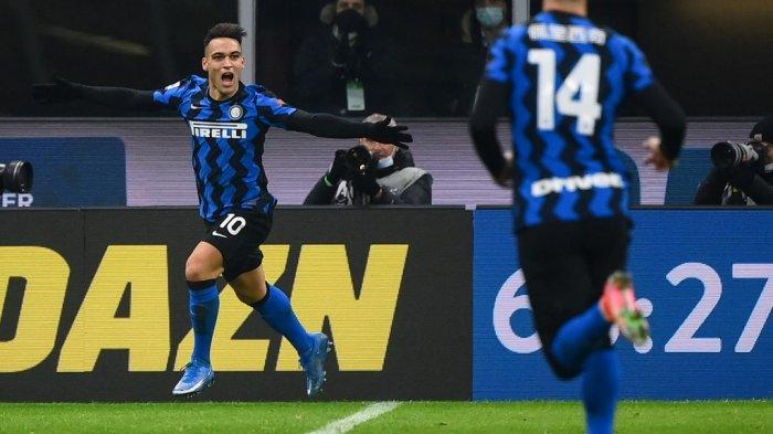 Lautaro Martinez (kiri) merayakan kemenangan setelah mencetak gol dalam pertandingan sepak bola Serie A Italia Inter Milan vs Lazio Roma pada 14 Februari 2021 di stadion San Siro di Milan.