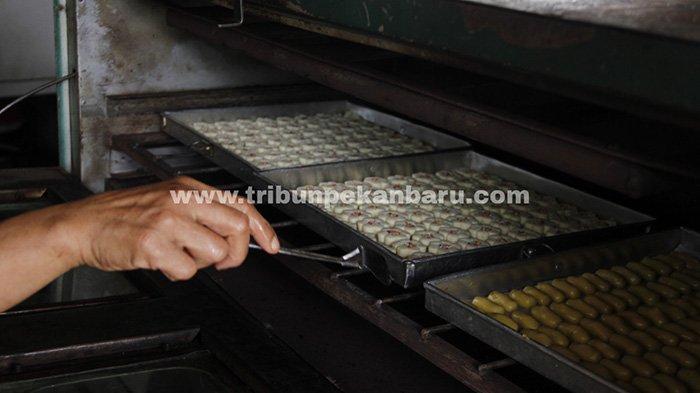 Seorang pekerja Linda Catering and Cookies membuat kue untuk perayaan Idul Fitri 1442 H di Kota Pekanbaru, Sabtu (1/5/2021).