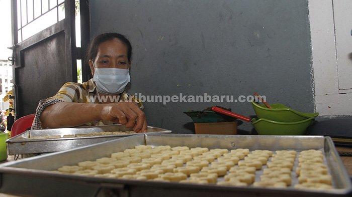 Seorang pekerja Linda Catering and Cookies membuat kue untuk perayaan Idul Fitri 1442 H di Kota Pekanbaru, Sabtu (1/5/2021).