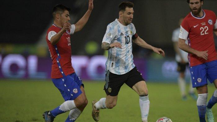 Pemain Argentina Lionel Messi (tengah) ditandai oleh pemain Chili Tomas Alarcon (kiri) dan Ben Brereton selama pertandingan fase grup turnamen sepak bola Conmebol Copa America 2021 melawan Chili di Stadion Nilton Santos di Rio de Janeiro, Brasil, pada 14 Juni 2021.