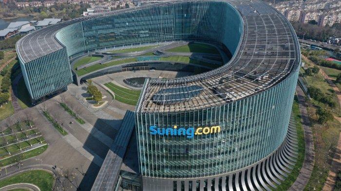 Tampilan udara menunjukkan logo Suning.com di kantor pusatnya di Nanjing, di provinsi Jiangsu China timur pada 2 Maret 2021. Suning merupakan pemilik Inter Milan saat Ini.