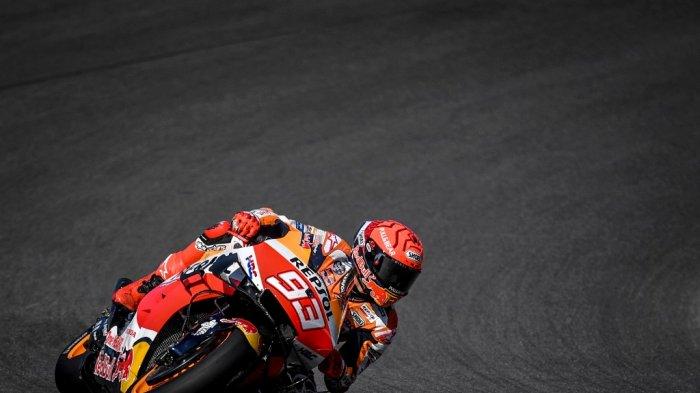 Pembalap Spanyol Tim Repsol Honda Marc Marquez selama sesi latihan bebas MotoGP ketiga dari Grand Prix Portugis di Sirkuit Internasional Algarve di Portimao, pada 17 April 2021.