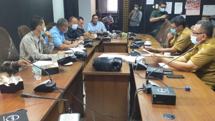 Suasana hearing Komisi IV DPRD Pekanbaru dengan DLHK Pekanbaru membahas masalah penumpukan sampah, Selasa (5/1/2021) di ruang Komisi IV.