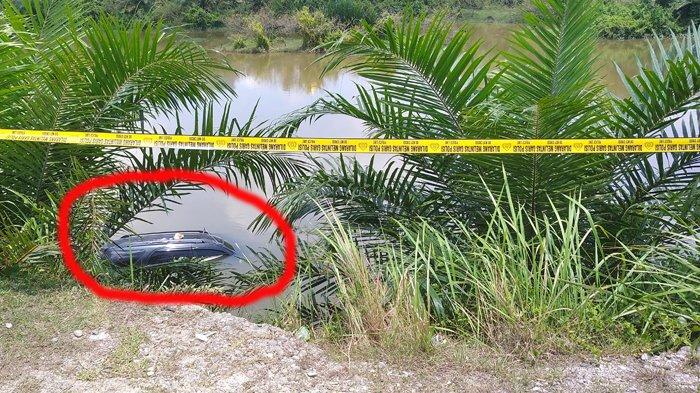Sekdakab Kampar Belum Tahu Ada Mobil Dinas Pemkab Kampar Ditenggelamkan Massa di Galian C di Kampar. Foto: Mobil Dinas Pemkab Kampar yang ditenggelamkan massa