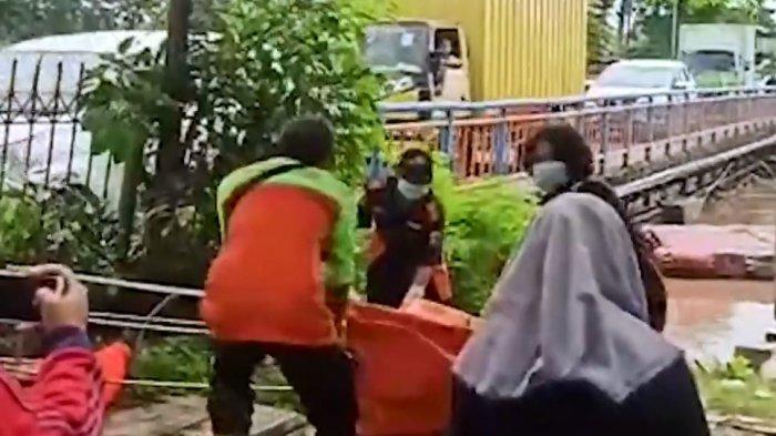 Mayat wanita berusia sekitar 30 tahun itu ditemukan mengambang di Anak Kali Ciliwung.
Korban diperkirakan sudah tenggelam berhari-hari.