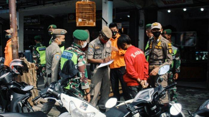 Petugas mendata pelanggar prokes pada operasi perdana pengetatan penegakan disiplin prokes di Jalan Jenderal Sudirman Tembilahan, Kabupaten Inhil, Selasa (4/5/2021).