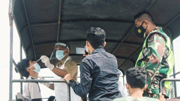 Pelanggar prokes menjalani tes swab antigen di pintu masuk lokasi pemakaman sebelum menjalani sanksi membersihkan pemakaman di Sungai Beringin Tembilahan, Selasa (4/5/2021).