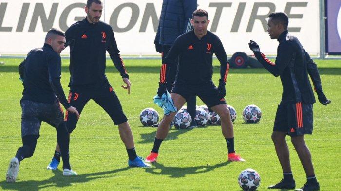 (Dari kiri) Bek Juventus Merih Demiral, Leonardo Bonucci, penyerang Cristiano Ronaldo dan bek Alex Sandro ambil bagian dalam sesi latihan pada 16 Februari 2021 di tempat latihan Juventus di Turin, pada malam pertandingan leg pertama babak 16 besar Liga Champions UEFA melawan Porto.