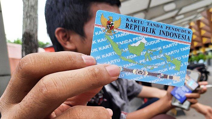 Seorang pemuda perlihatkan KTP elektroniknya yang selesai dalam waktu dua jam di Dinas Kependudukan dan Pencatatan Sipil Kota Pekanbaru, Sabtu (7/11/2020).