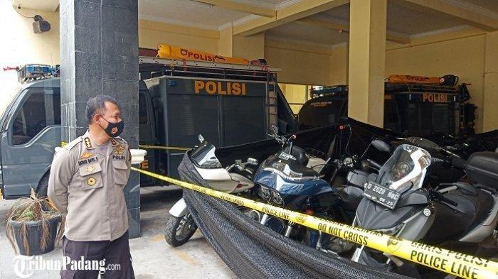 Kabid Humas Polda Sumbar, Kombes Pol Stefanus Satake Bayu Setianto saat melihat kendaraan moge di Mapolda Sumbar, Jumat (13/11/2020)