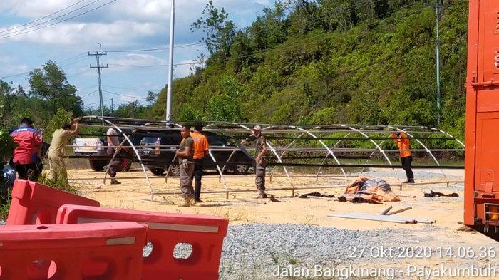 Jajaran pemerintah Kabupaten Kampar mendirikan tenda dan posko cekpoin Covid-19 di perbatasan antara Kampar dan Sumatera Barat, Selasa (27/10/2020).