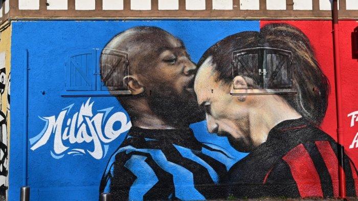 Sebuah gambar yang diambil di Milan pada 15 Februari 2021 menunjukkan mural seni jalanan oleh seniman tak dikenal di dinding dekat stadion San Siro, menggambarkan pemain depan AC Milan asal Swedia Zlatan Ibrahimovic menanduk pemain depan Inter Milan Belgia Romelu Lukaku, sebuah isyarat yang terjadi pada 26 Januari lalu selama pertandingan perempat final Piala Italia mereka.