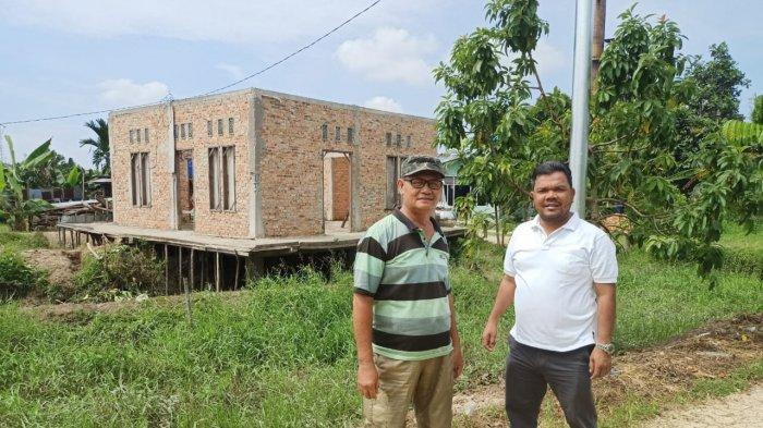 Anggota Fraksi PDI-P DPRD Pekanbaru Victor Parulian (kanan), bersama Ketua RT 01/RW 7 Kelurahan Tj Rhu, Kecamatan Lima Puluh, Pekanbaru, Mukhlis Wahab, usai melihat pemindahan kabel PLN di atas atap Musholla Hidayah di Jalan PT Bangkinang Sri Duku, Selasa (8/12/12).