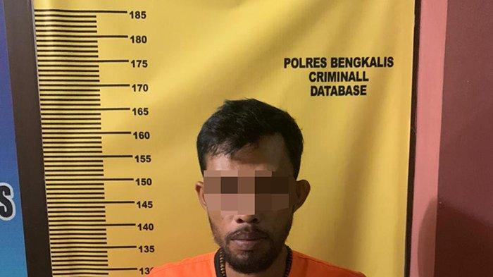 Barang bukti yang diamankan Satres Narkoba Bengkalis, termasuk tanda anggota Lembaga Anti Narkoba (LAN).