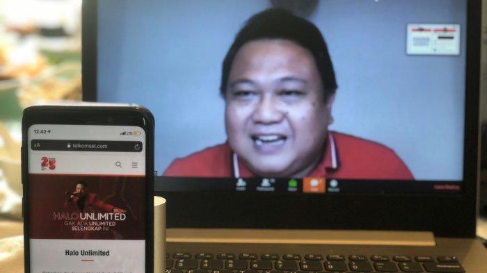 VP Postpaid Consumer, International Roaming & Interconnect Bernadus W. Wijayanto saat memaparkan paket terbaru layanan pascabayar KartuHalo yaitu Paket Halo Unlimited di acara press conference peluncuran paket terbaru untuk layanan pascabayar KartuHalo yaitu Paket Halo Unlimited di Jakarta, Rabu (4/11). Paket Halo Unlimited sudah tersedia tersedia mulai 28 Oktober 2020 di berbagai titik layanan Telkomsel, baik GraPARI maupun layanan pelanggan online. Paket Halo Unlimited menjadi salah satu wujud nyata dari upaya dalam menghadirkan produk dan layanan yang dapat menjawab kebutuhan pelanggan dengan memberikan akses yang lebih mudah dan nyaman bagi pelanggan pascabayar yang menginginkan pengalaman terbaik saat streaming video dan musik, bermain game, berbelanja di e-commerce, hingga berkirim pesan instan.