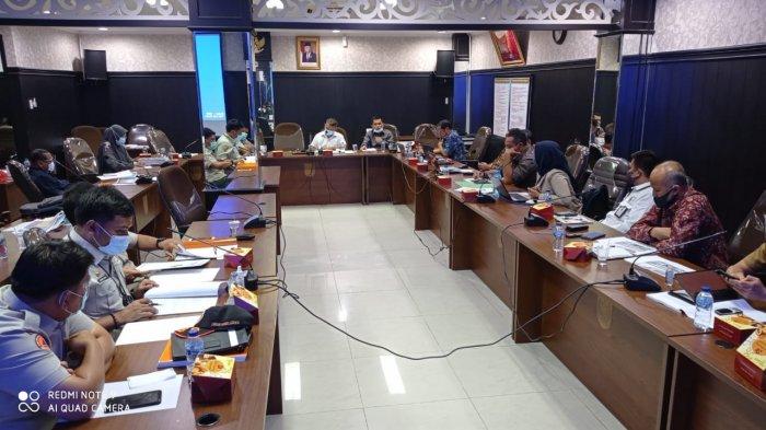 Suasana rapat Pansus DPRD membahas Ranperda BUMD PT Sarana Pangan Madani (SPM), bersama Disperindag, PT SPM, Asisten III, Senin (16/11/2020) di ruang Banmus DPRD.