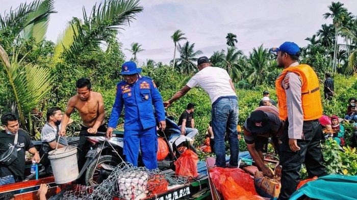Anggota Sat Polair berupaya membantu evakuasi SB Indra Jaya Group yang tenggelam di Perairan Bantalan, Kecamatan Tembilahan, Kabupaten Inhil, Riau, Minggu (6/12/2020) siang.