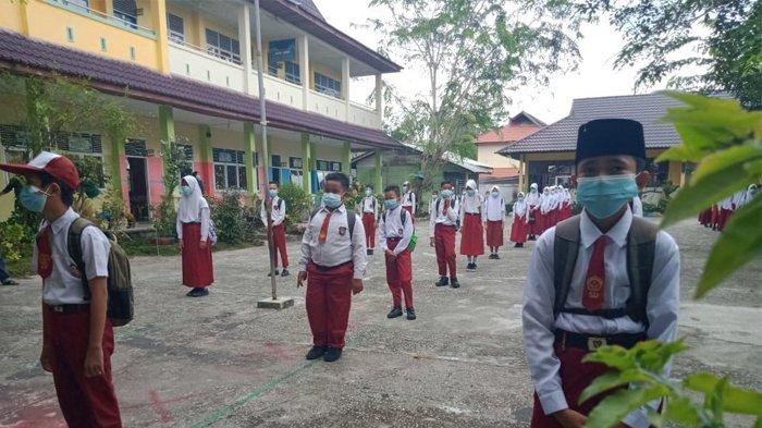 Para siswa di SDN 50 Bengkalis berbaris di halaman sekolah sebelum melaksanakan pembelajaran tatap muka.