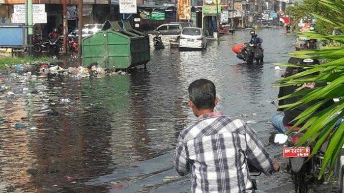 Sejumlah ruas jalan, dan rumah di Kecamatan Dumai Kota, mulai tergenang banjir rob atau pasang keling sejak Kamis (7/10/2021) pagi. Banjir rob di Jalan Hasanudin