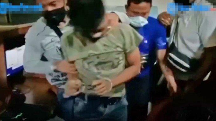 Pelaku curanmor di Kota Tanjungbalai Irfan (24), berhasil diamankan oleh Polsek Datuk Bandar karena jual motor curian di medsos. Ia diringkus saat sedang bermain di warnet.