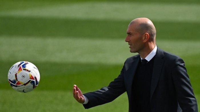 Pelatih Real Madrid Zinedine Zidane mengoper bola selama pertandingan sepak bola Liga Spanyol antara Real Madrid CF dan SD Eibar di stadion Alfredo di Stefano di Valdebebas di pinggiran Madrid pada 3 April 2021.