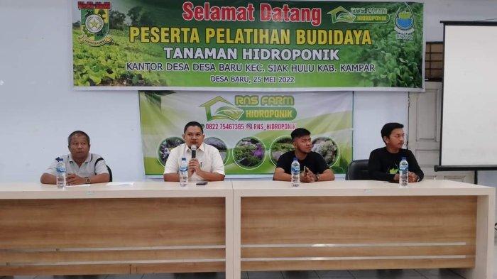 Camat Siak Hulu yang juga sebagai Pj Kepala Desa Baru membuka pelatihan hidroponik gratis bagi masyarakat