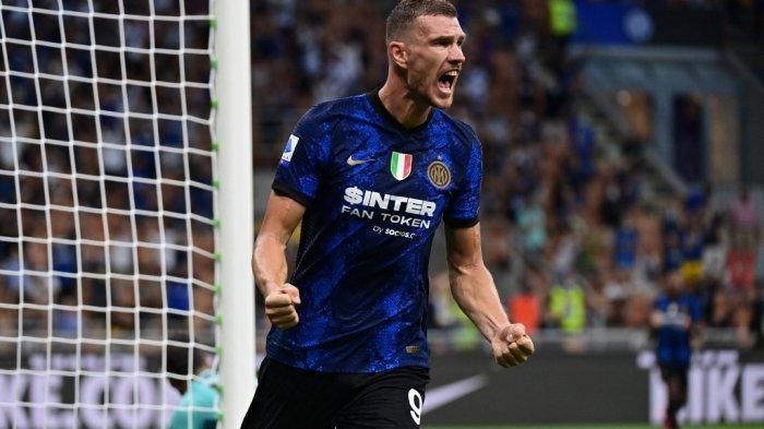 Pemain depan Inter Milan asal Bosnia Edin Dzeko merayakan setelah ia mencetak gol selama pertandingan sepak bola Serie A Italia Inter Milan vs Genoa di stadion San Siro di Milan, pada 21 Agustus 2021.