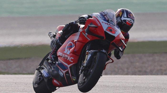 Pembalap Prancis Pramac Racing Johann Zarco berkendara selama sesi latihan bebas pertama jelang Grand Prix Moto GP Doha di Sirkuit Internasional Losail, di kota Lusail pada 2 April 2021.