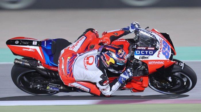 Pembalap Spanyol Pramac Racing, Jorge Martin, membalap selama sesi kualifikasi jelang Grand Prix Moto GP Doha di Sirkuit Internasional Losail, di kota Lusail pada 3 April 2021.