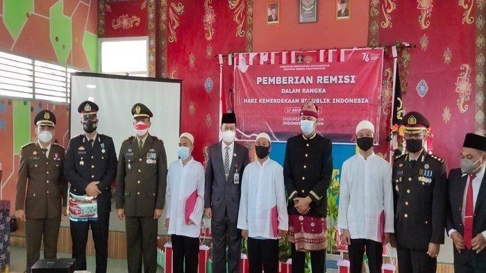 Pemberian remisi terhadap warga binaan termasuk Rivat Eka Putra dilakukan di aula Rutan Kelas IIB Prabumulih yang dihadiri Sekretaris Daerah (Sekda) kota Prabumulih Elman ST MM pada Selasa (1782021) siang.