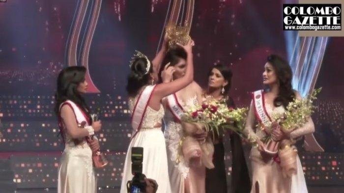 Pemenang Mrs Sri Lanka, Pushpika De Silva harus menanggung malu karena mahkotanya direbut kembali setelah dinobatkan karena juri menilai dia adalah janda. Mahkota itu kemudian diberikan kepada runner up pertama.
