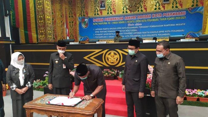 Ketua DPRD Pekanbaru Hamdani SIP menandatangani draf Ranperda MDTA, di dampingi Wakil Walikota Pekanbaru Ayat Cahyadi, di sela - sela Rapat Paripurna, Senin petang (2/11/2020) kemarin.