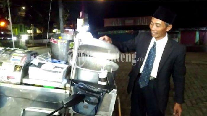 Penjual cilok Masdi lebih memilih tampil necis layaknya pejabat dengan setelan jas lengkap dengan dasi plus peci.
