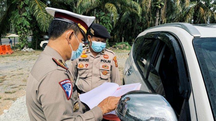 Polres Inhil melakukan penyekatan di pos check point di wilayah Kabupaten Inhil yang berada di Pos Sekat Perbatasan Riau-Jambi Jalan Lintas Timur KM 295 Kelurahan Selensen, Kecamatan Kemuning, Minggu (25/4/2021).