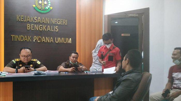 Penyelundupan Narkoba ke Riau dari Malaysia, Kurir Sabu-sabu Terancam Hukuman 20 Tahun Penjara. Foto: Penyerahan berkas dan tersangka serta barang bukti