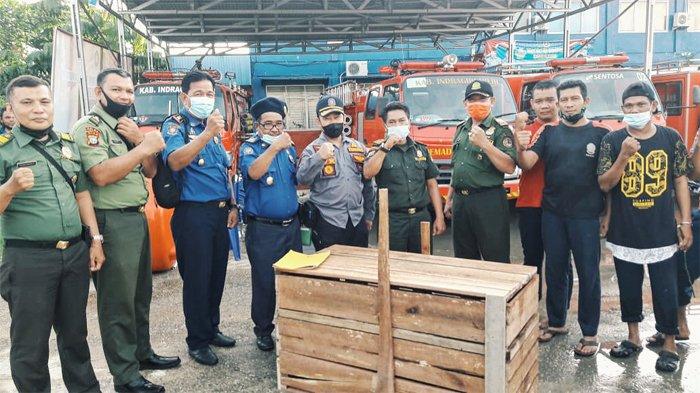 Kepala DPKP Inhil, H. Eddiwan Shasby menyerahkan ular piton atau ular sanca batik kepada BBKSDA Riau melalui BBKSDA Wilayah I Rengat di Kantor DPKP Inhil.