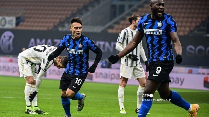 Penyerang Inter Milan asal Argentina Lautaro Martinez (2ndL) dan penyerang Inter Milan asal Belgia Romelu Lukaku (kanan) melakukan selebrasi setelah gelandang Inter Milan asal Chile Arturo Vidal (tidak dalam gambar) membuka skor dalam pertandingan sepak bola Serie A Italia Inter vs Juventus pada 17 Januari 2021 di stadion San Siro di Milan. MIGUEL MEDINA / AFP (MIGUEL MEDINA / AFP)
