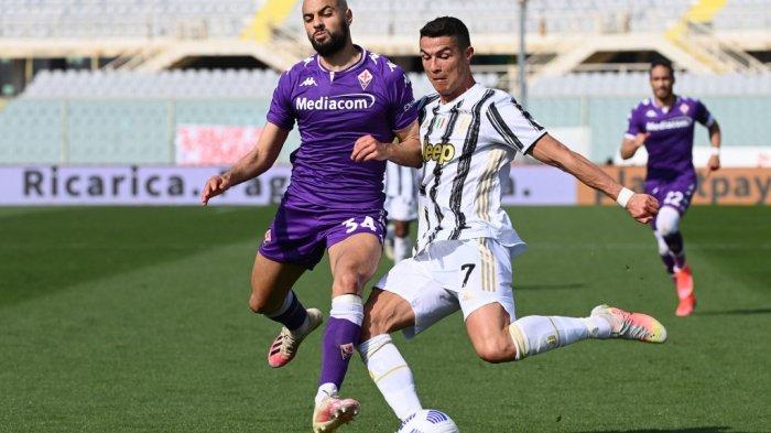 Penyerang Juventus Cristiano Ronaldo (kanan) dipepet gelandang Fiorentina Sofyan Amrabat selama pertandingan sepak bola Serie A Italia Fiorentina vs Juventus pada 25 April 2021 di stadion Artemio-Franchi di Florence.