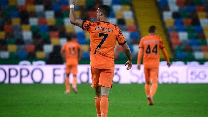 Penyerang Juventus Cristiano Ronaldo melakukan selebrasi setelah mencetak gol dalam pertandingan sepak bola Serie A Italia antara Udinese dan Juventus di Stadion Dacia Arena di Udine, pada 2 Mei 2021.