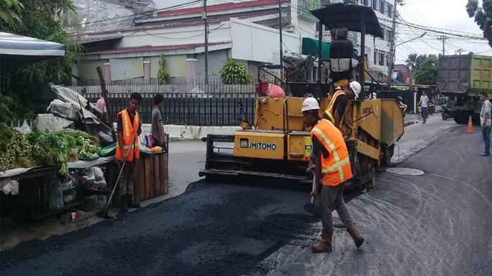 Perbaikan jalan rusak di Jalan Melur, Pekanbaru.