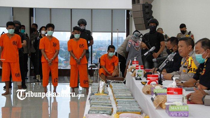 Kapolda Riau Irjen Pol Agung Setya Imam Effendi memberikan keterangan kepada wartawan saat konferensi pers terkait kasus peredaran narkotika jenis sabu dan pil ekstasi di wilayah Tenggayun dan Sepahat, Bengkalis di Mapolda Riau, Jumat (5/3/2021). Tribunpekanbaru.com/ Doddy Vladimir