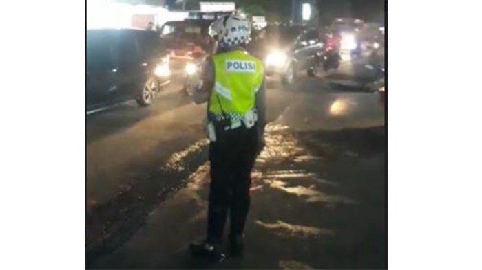 Personil Polantas membantu mengurai kemacetan akibat antrean solar di sebuah SPBU di Jalan Imam Munandar, Pekanbaru, Selasa (22/3/2022) malam.